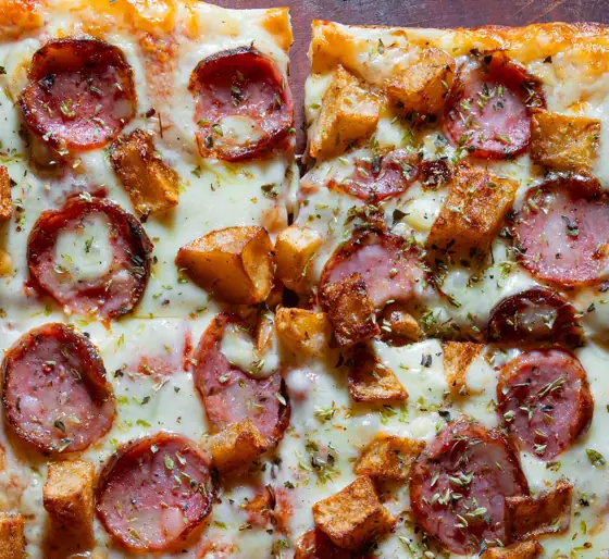 Pizza al molde con chorizo y papas asadas